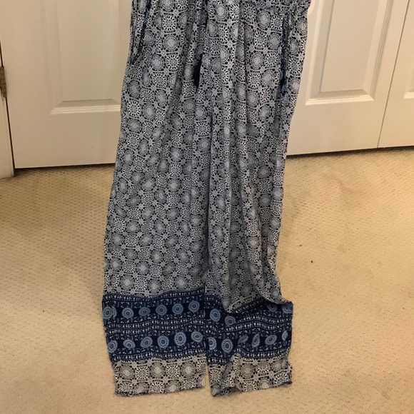 Very Cute Medallion Print Jumpsuit - NWT - Picture 2 of 7